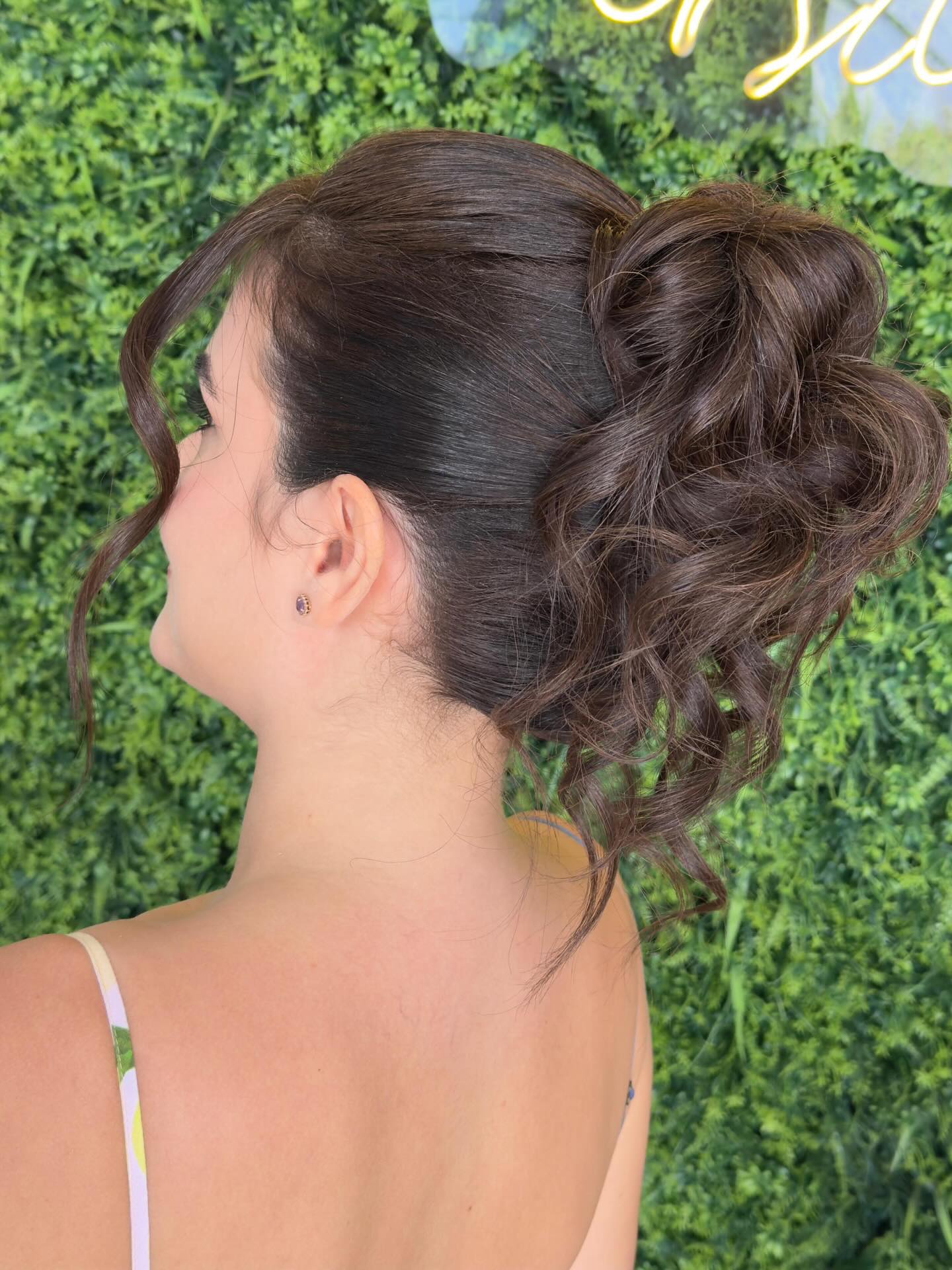 Penteado preso com cachos